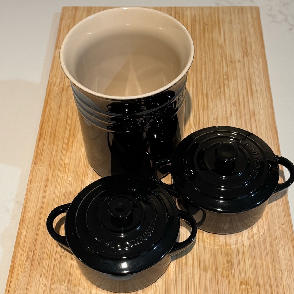 Le Creuset, 2 mini tround cocotte, and 1 Utensils crock, balck